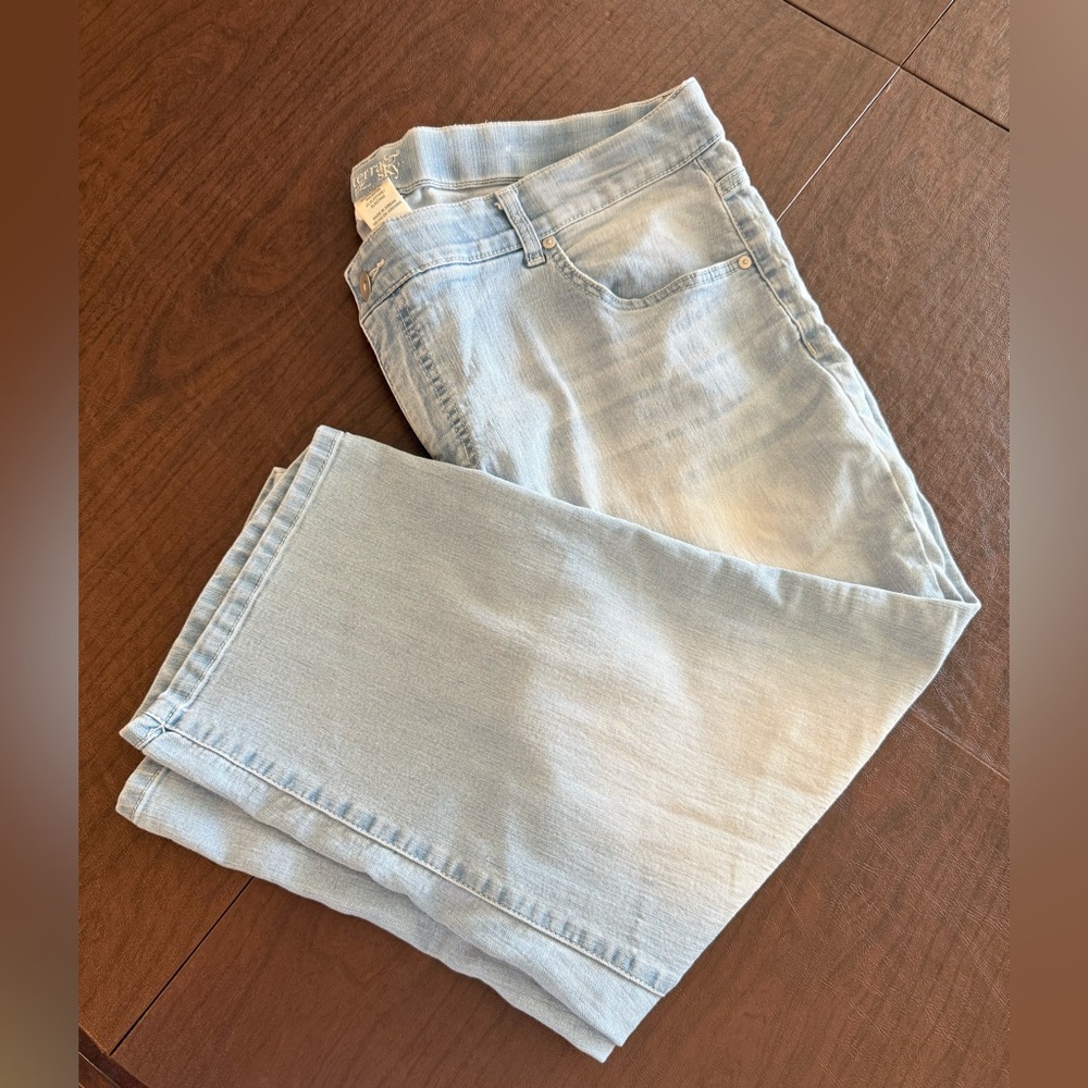 Terra & Sky Light Wash Denim Boyfriend Capris 22W